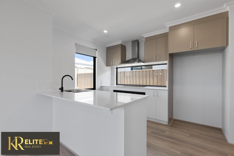 Photo - 19 Pepperbush Crescent, Piara Waters WA 6112 - Image 17