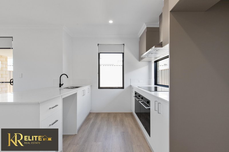 Photo - 19 Pepperbush Crescent, Piara Waters WA 6112 - Image 18