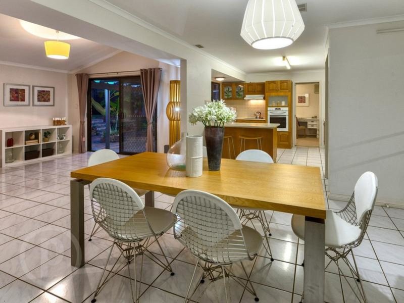 Photo - 19 Peppertree Street, Sinnamon Park QLD 4073 - Image 10