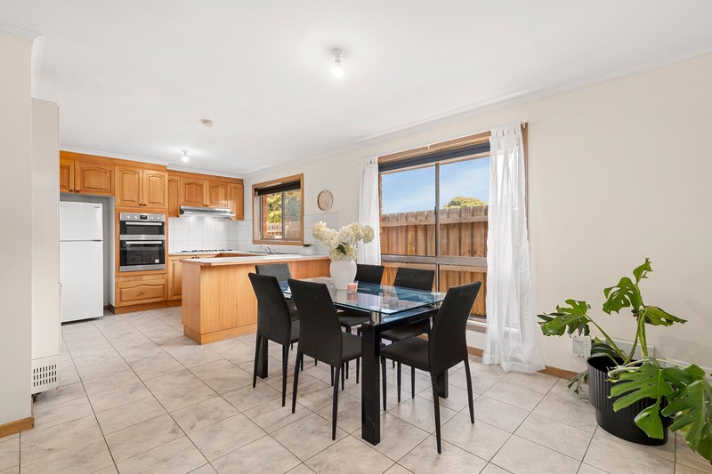 Photo - 19 Pickworth Drive, Mill Park VIC 3082 - Image 3