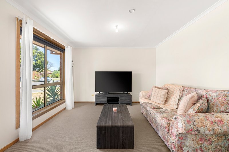 Photo - 19 Pickworth Drive, Mill Park VIC 3082 - Image 4