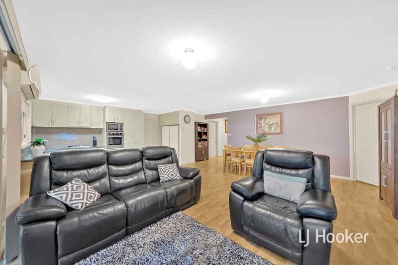 Photo - 19 Pownceby Court, Pakenham VIC 3810 - Image 5