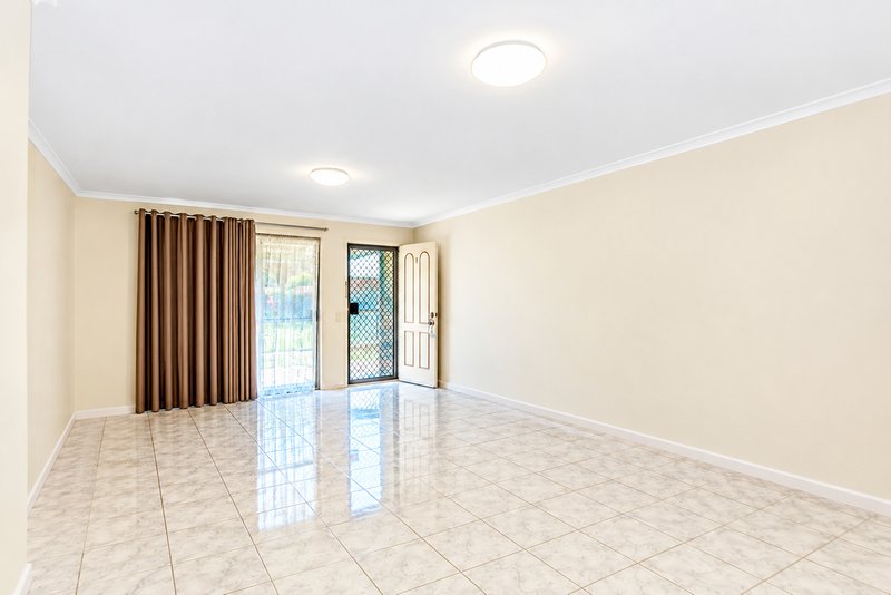 Photo - 1/9 Robin Joy Close, Labrador QLD 4215 - Image 4
