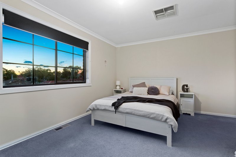 Photo - 19 Romina Way, South Morang VIC 3752 - Image 10