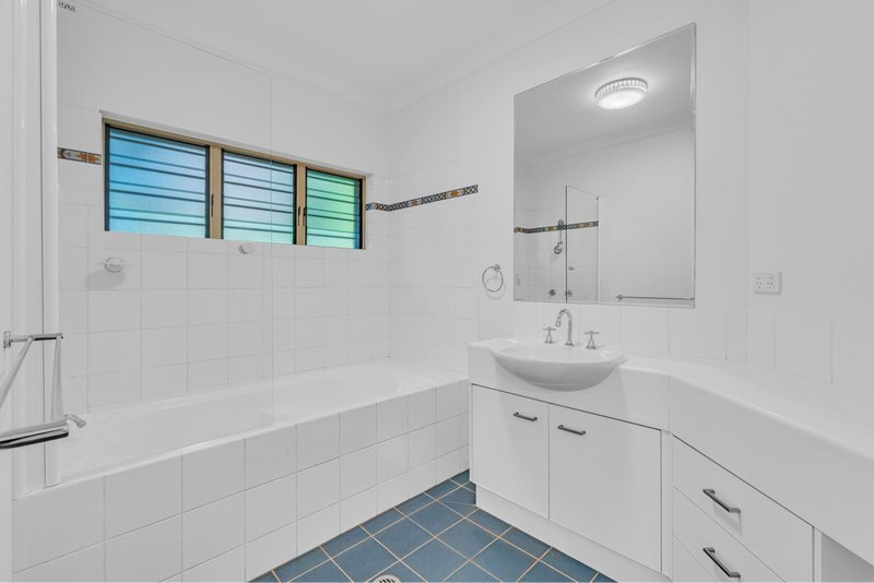 Photo - 19 Rosemont Court, Mooroobool QLD 4870 - Image 15