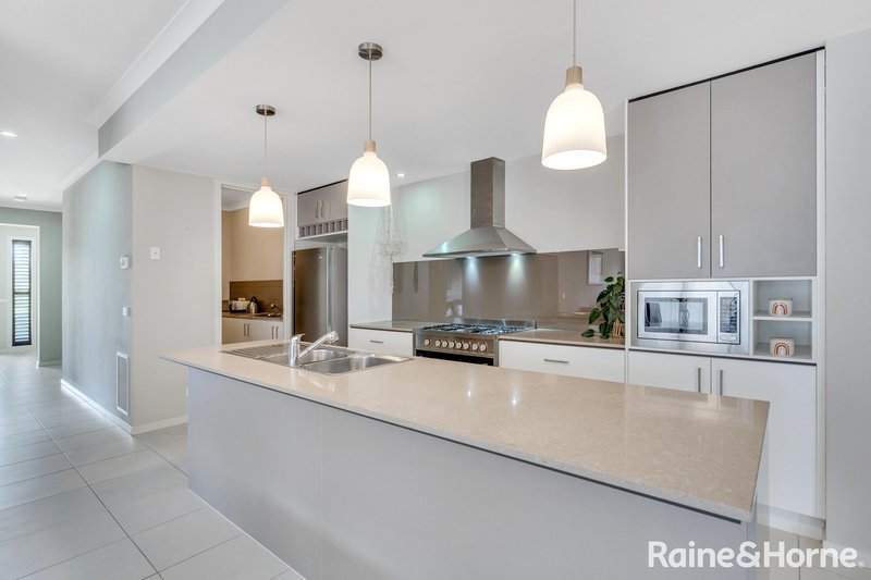 Photo - 19 Rosenthal Boulevard, Sunbury VIC 3429 - Image 7