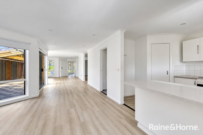 Photo - 19 Rostron Way, Roxburgh Park VIC 3064 - Image 2