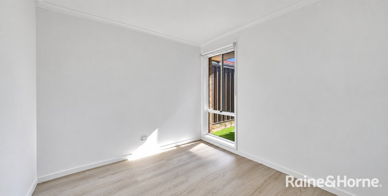 Photo - 19 Rostron Way, Roxburgh Park VIC 3064 - Image 7