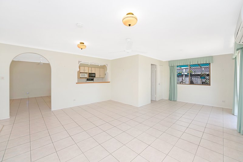 Photo - 19 Salito Street, Carseldine QLD 4034 - Image 7