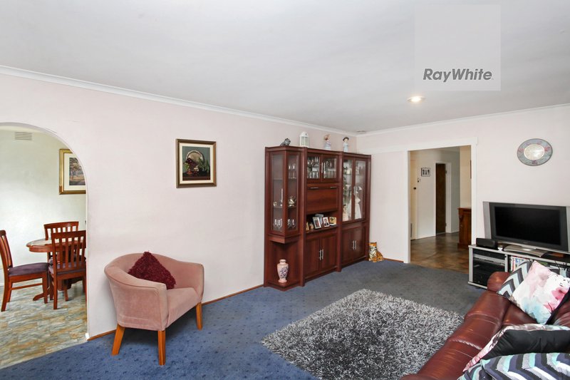 Photo - 19 Samara Grove, Gladstone Park VIC 3043 - Image 5