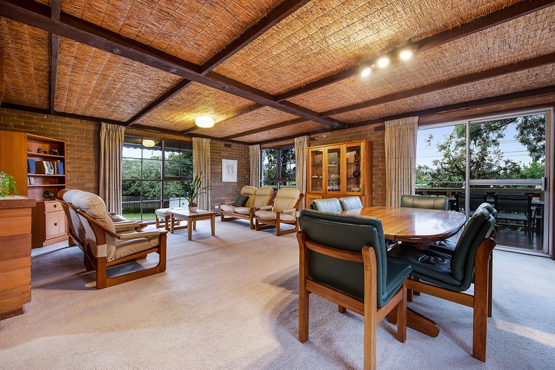 Photo - 19 Sampson Drive, Mount Waverley VIC 3149 - Image 3