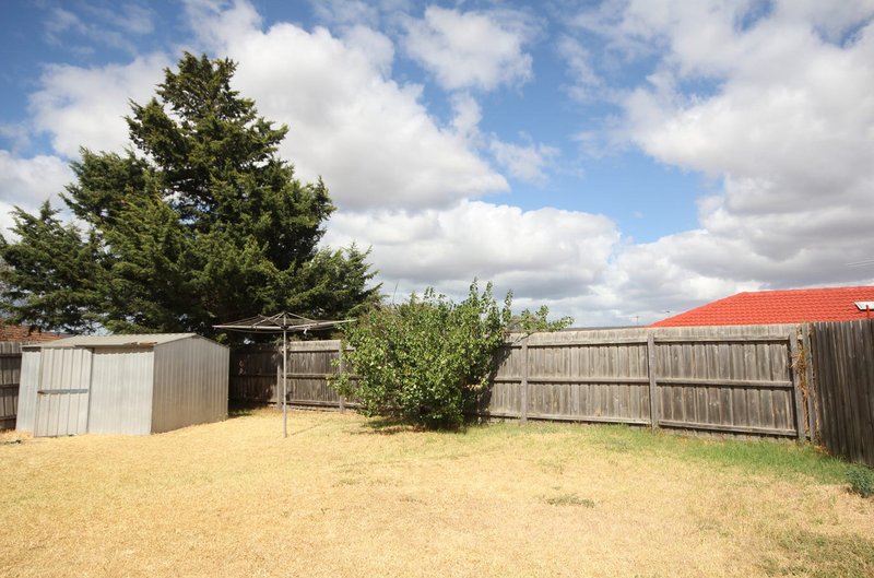 Photo - 19 Sanderling Street, Werribee VIC 3030 - Image 9