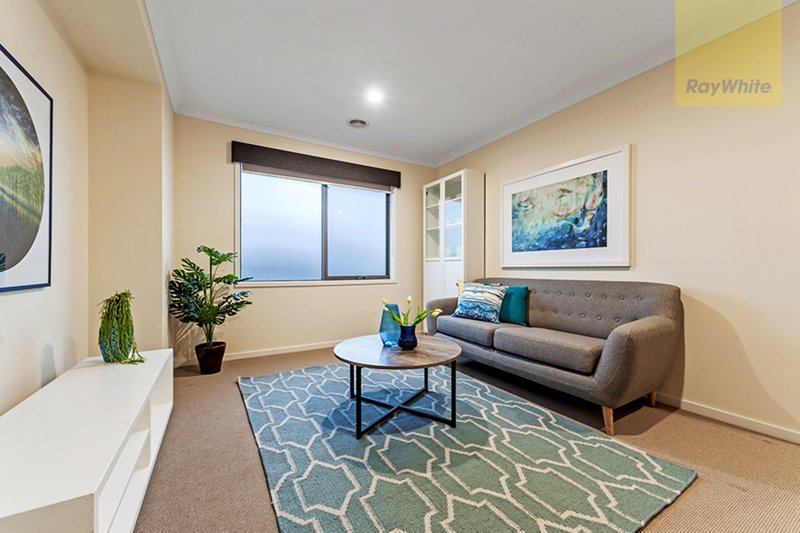 Photo - 19 Scoria Circuit, Craigieburn VIC 3064 - Image 6