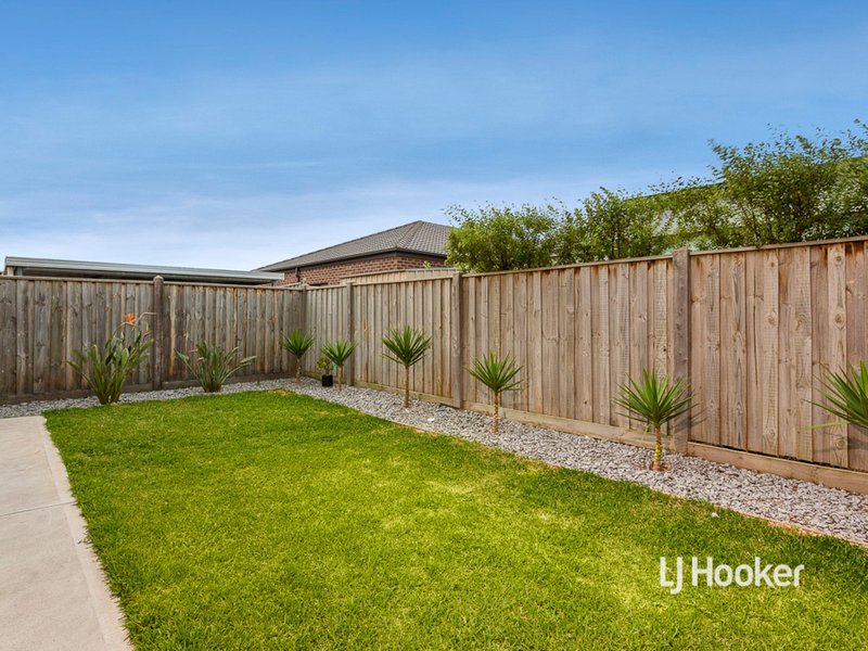 Photo - 19 Seagull Grove, Point Cook VIC 3030 - Image 10