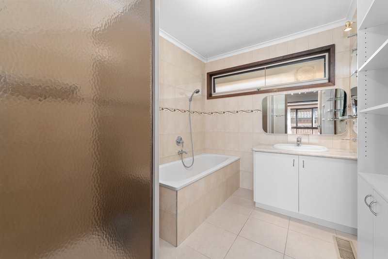 Photo - 19 Sherwood Crescent, Dandenong North VIC 3175 - Image 9