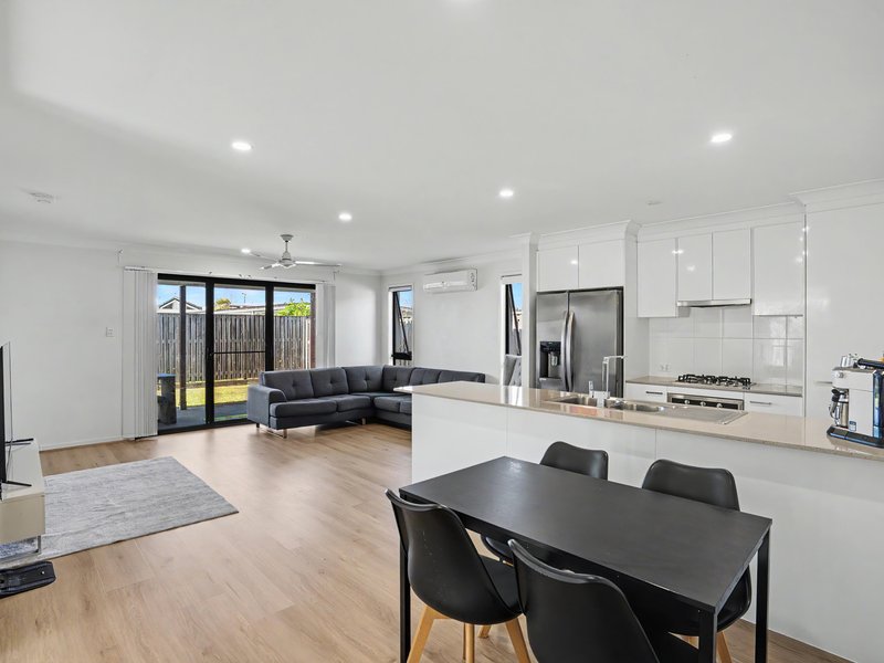 Photo - 19 Sky Crescent, Pimpama QLD 4209 - Image 4