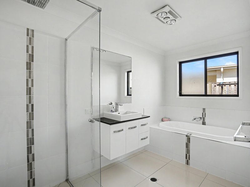 Photo - 19 Sky Crescent, Pimpama QLD 4209 - Image 8