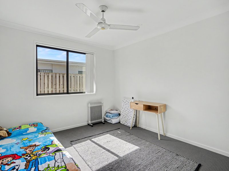 Photo - 19 Sky Crescent, Pimpama QLD 4209 - Image 10