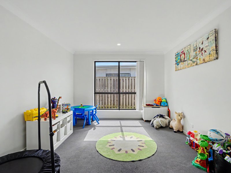 Photo - 19 Sky Crescent, Pimpama QLD 4209 - Image 11