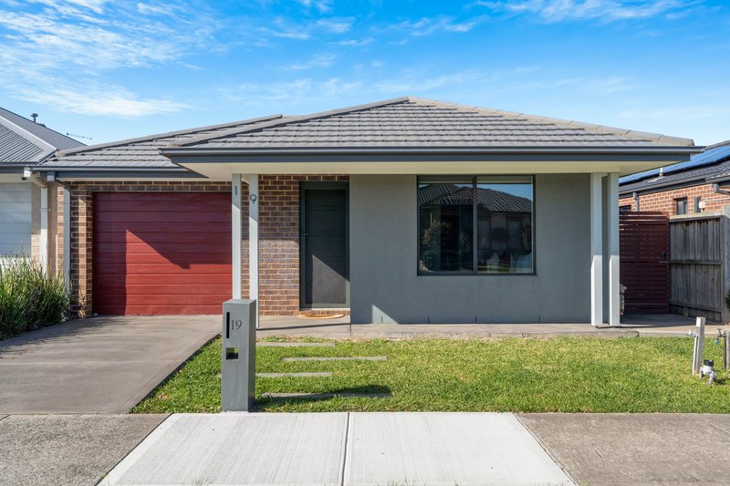 Photo - 19 Solar Way, Mickleham VIC 3064 - Image 1