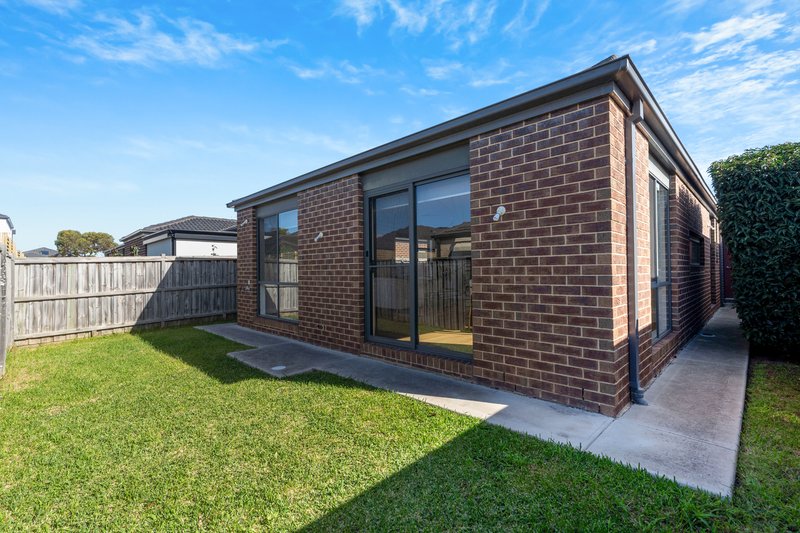 Photo - 19 Solar Way, Mickleham VIC 3064 - Image 11