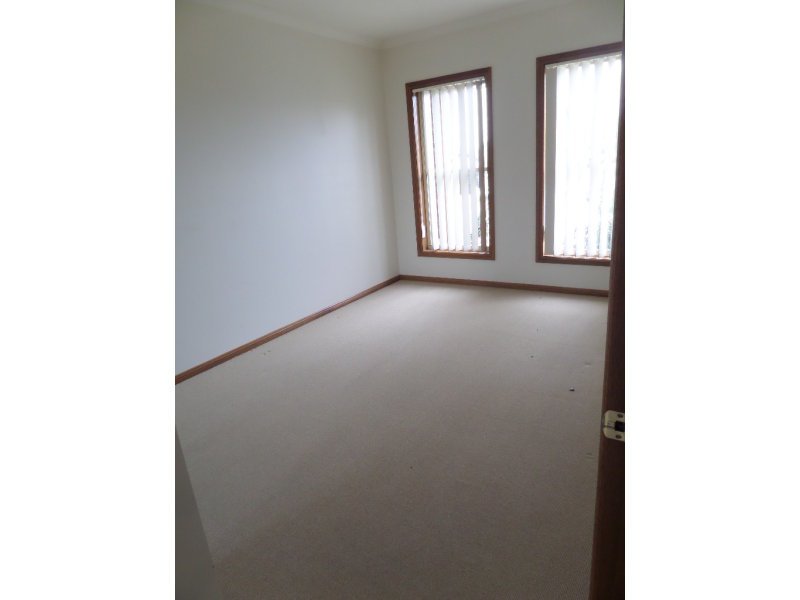 Photo - 19 Stonehaven Circuit, Queanbeyan NSW 2620 - Image 4