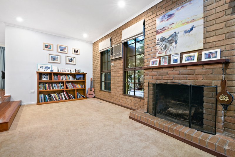 Photo - 19 Strathavan Drive, Berwick VIC 3806 - Image 4