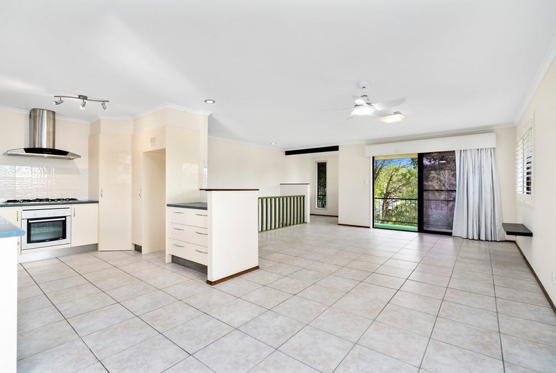 Photo - 19 Stretton Drive, Helensvale QLD 4212 - Image 4