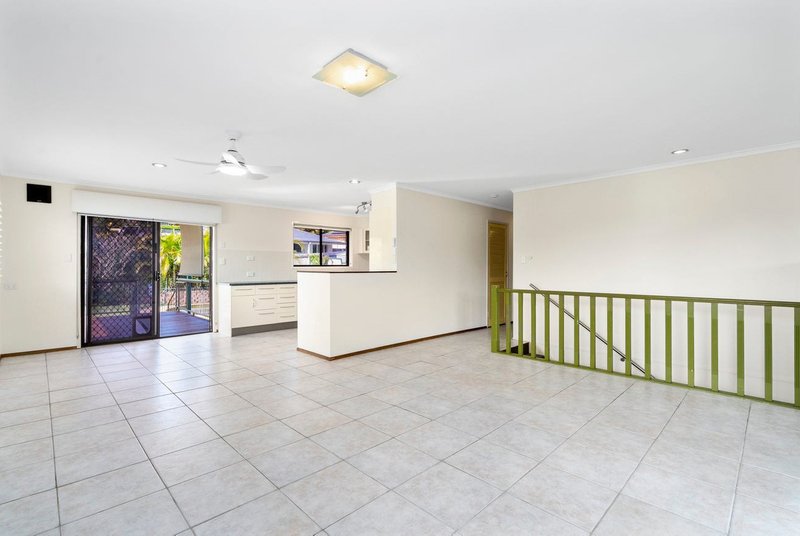 Photo - 19 Stretton Drive, Helensvale QLD 4212 - Image 7