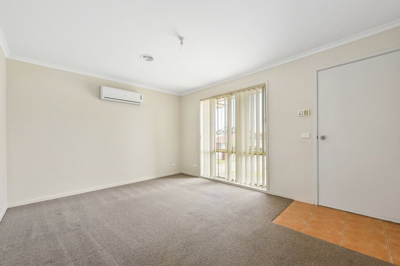 Photo - 19 Summit Court, Hampton Park VIC 3976 - Image 3