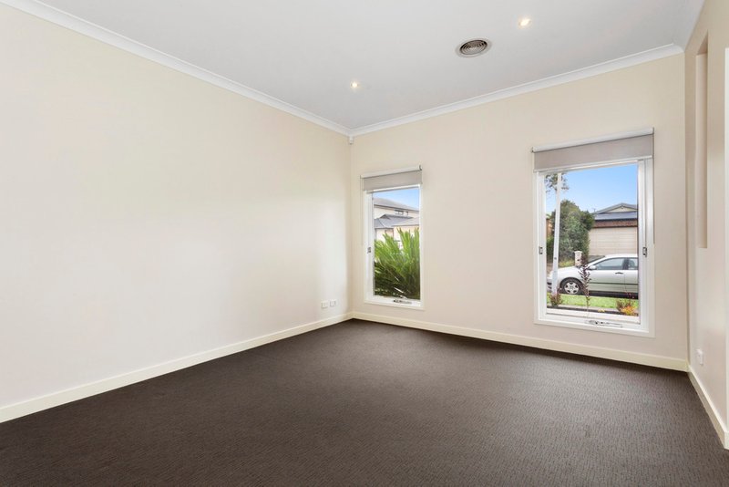 Photo - 19 Suncroft Drive, Lalor VIC 3075 - Image 2