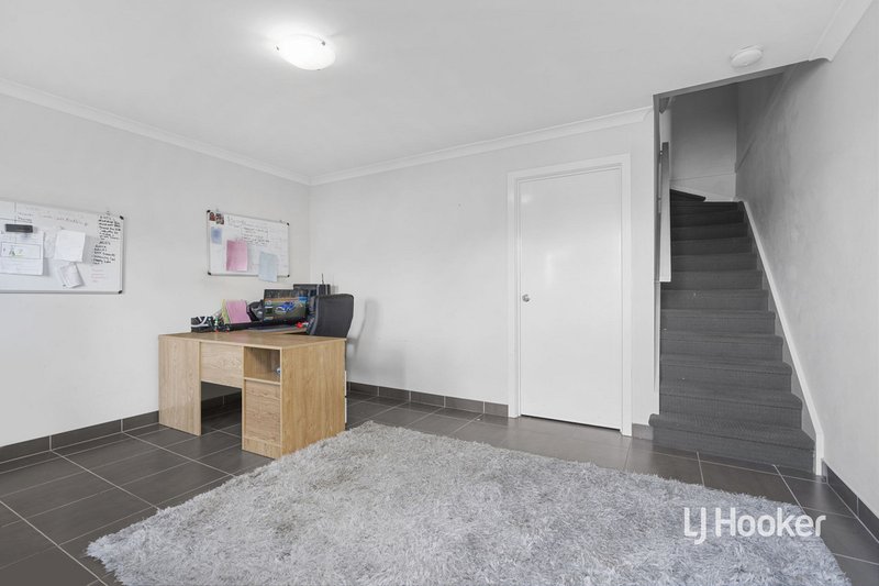 Photo - 19 Swagman Walk, Wollert VIC 3750 - Image 3