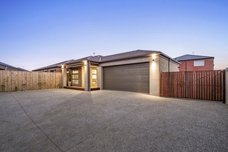 19 Swiss Way, Manor Lakes VIC 3024