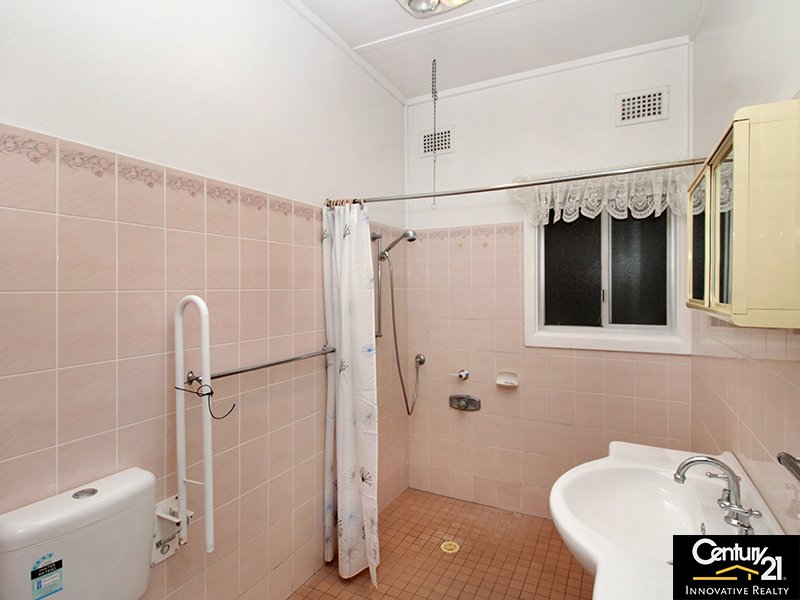 Photo - 19 Taloma Street, Picnic Point NSW 2213 - Image 4