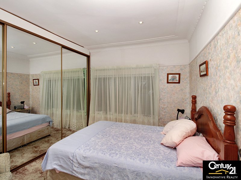 Photo - 19 Taloma Street, Picnic Point NSW 2213 - Image 5