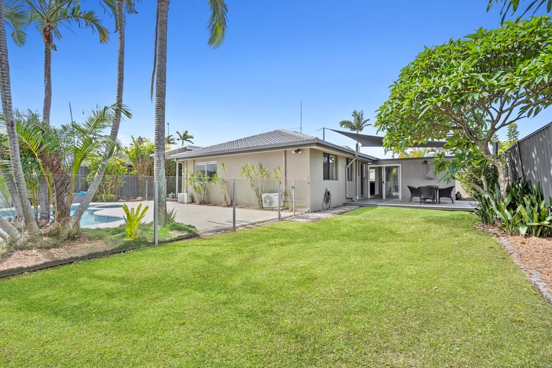 Photo - 19 Tekapo Street, Broadbeach Waters QLD 4218 - Image 10