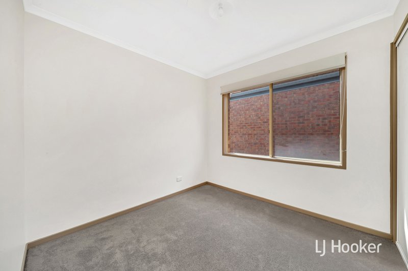 Photo - 19 The Glade, Hampton Park VIC 3976 - Image 6