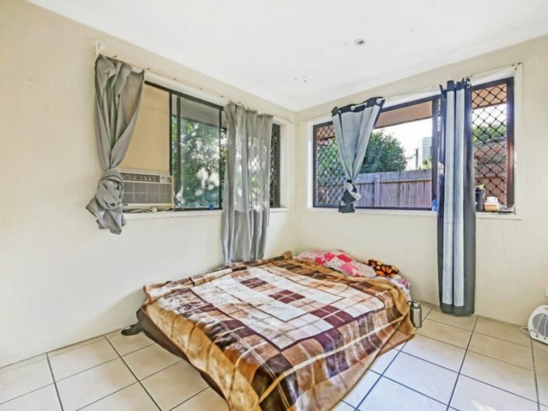 Photo - 19 Thomas Drive, Chevron Island QLD 4217 - Image 8