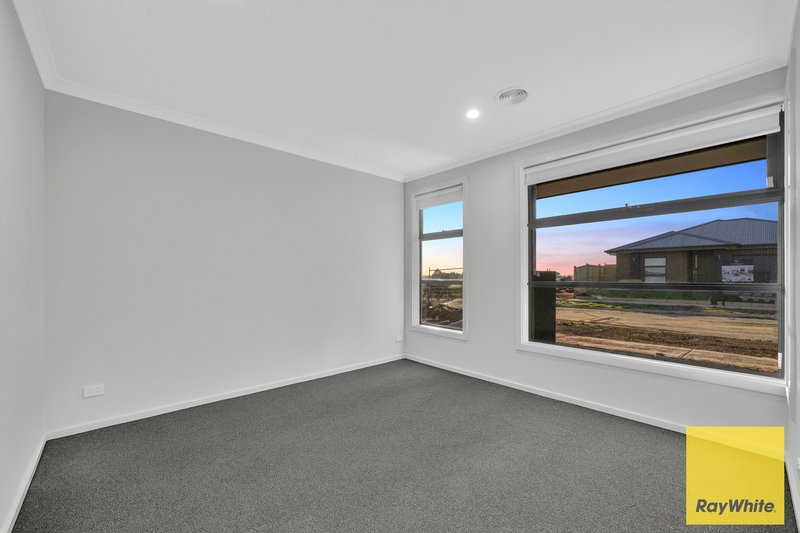 Photo - 19 Trondheim Street, Rockbank VIC 3335 - Image 4