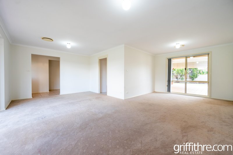 Photo - 19 Tubbo Crescent, Griffith NSW 2680 - Image 3