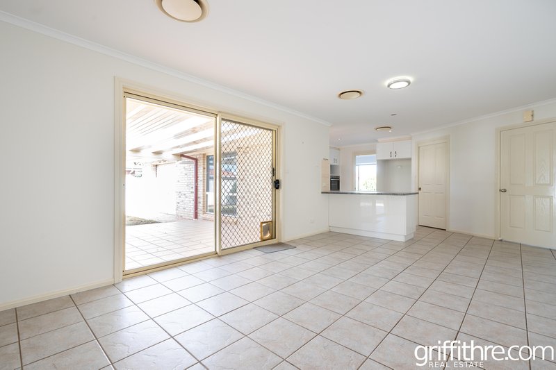 Photo - 19 Tubbo Crescent, Griffith NSW 2680 - Image 7