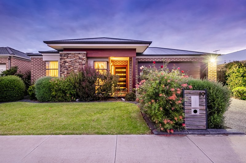 19 Union Street, Clyde North VIC 3978