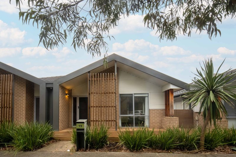Photo - 19 Valley Park Boulevard, Westmeadows VIC 3049 - Image 1