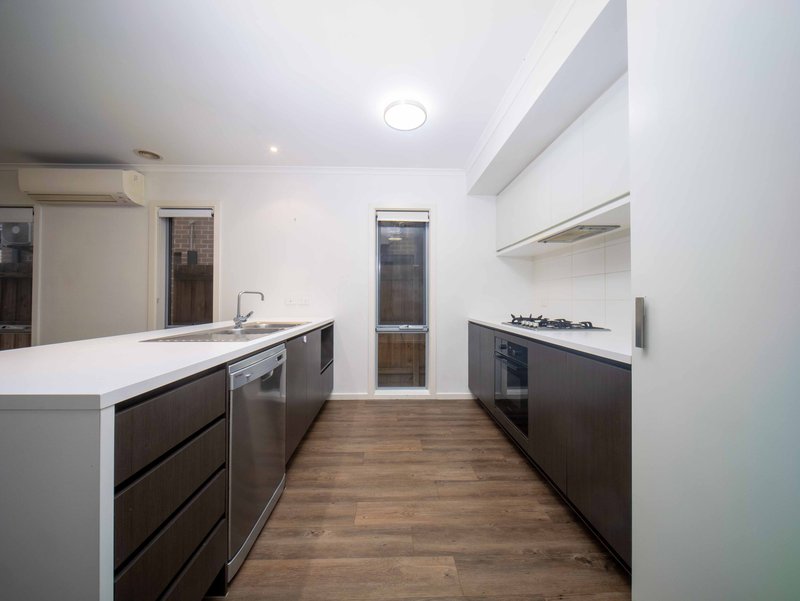 Photo - 19 Valley Park Boulevard, Westmeadows VIC 3049 - Image 2