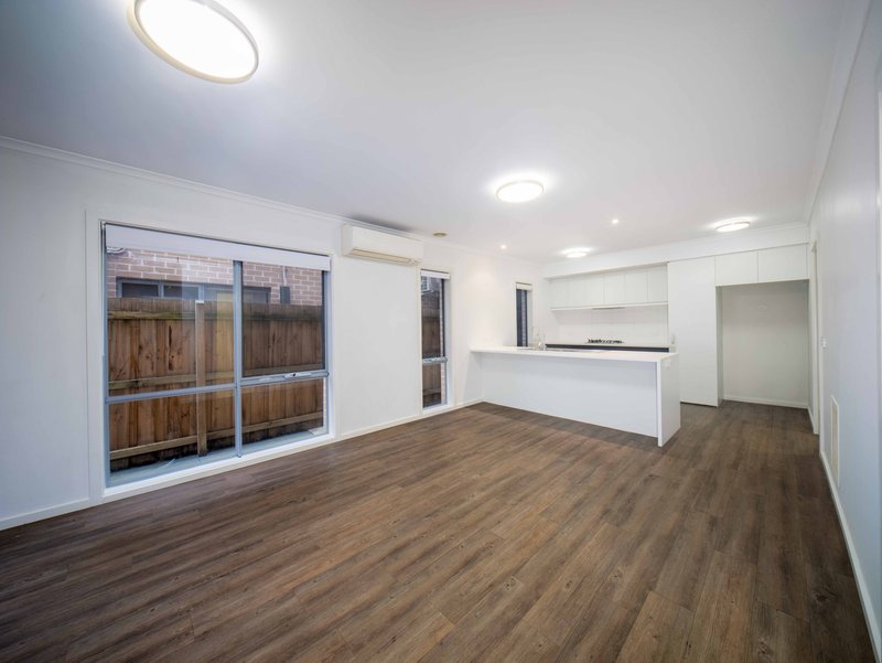 Photo - 19 Valley Park Boulevard, Westmeadows VIC 3049 - Image 3