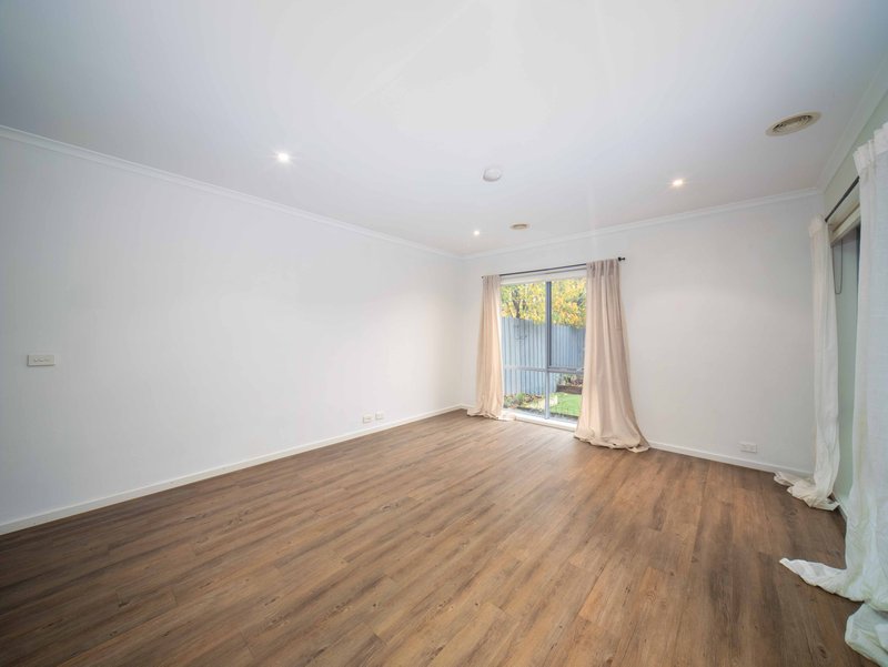 Photo - 19 Valley Park Boulevard, Westmeadows VIC 3049 - Image 4