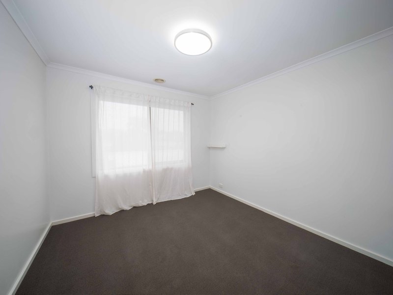 Photo - 19 Valley Park Boulevard, Westmeadows VIC 3049 - Image 6