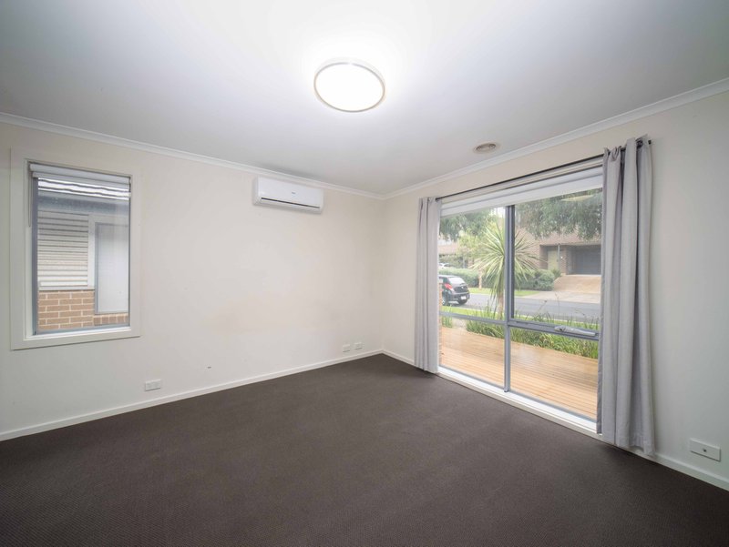Photo - 19 Valley Park Boulevard, Westmeadows VIC 3049 - Image 8