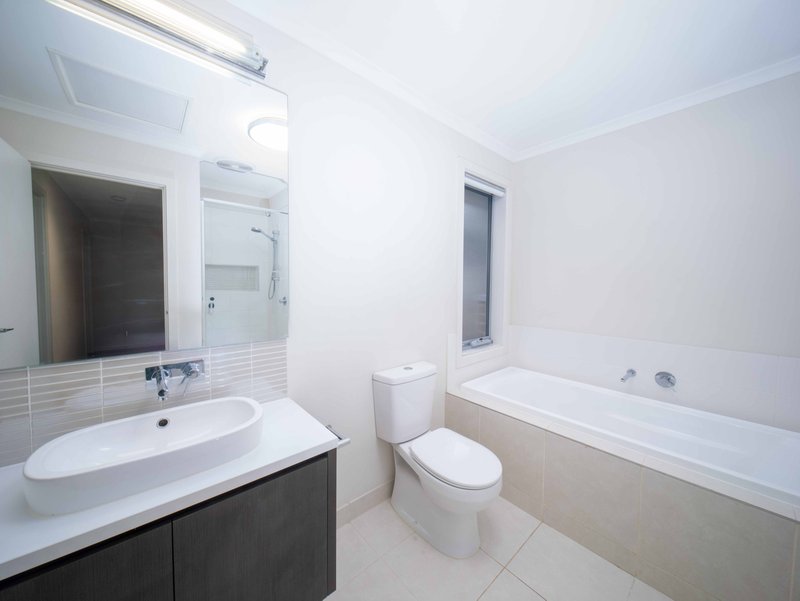 Photo - 19 Valley Park Boulevard, Westmeadows VIC 3049 - Image 9