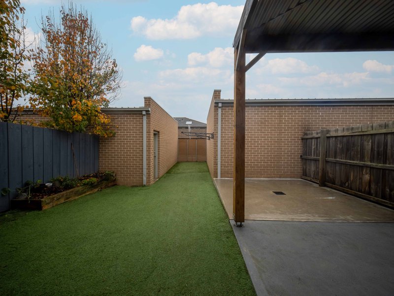 Photo - 19 Valley Park Boulevard, Westmeadows VIC 3049 - Image 13